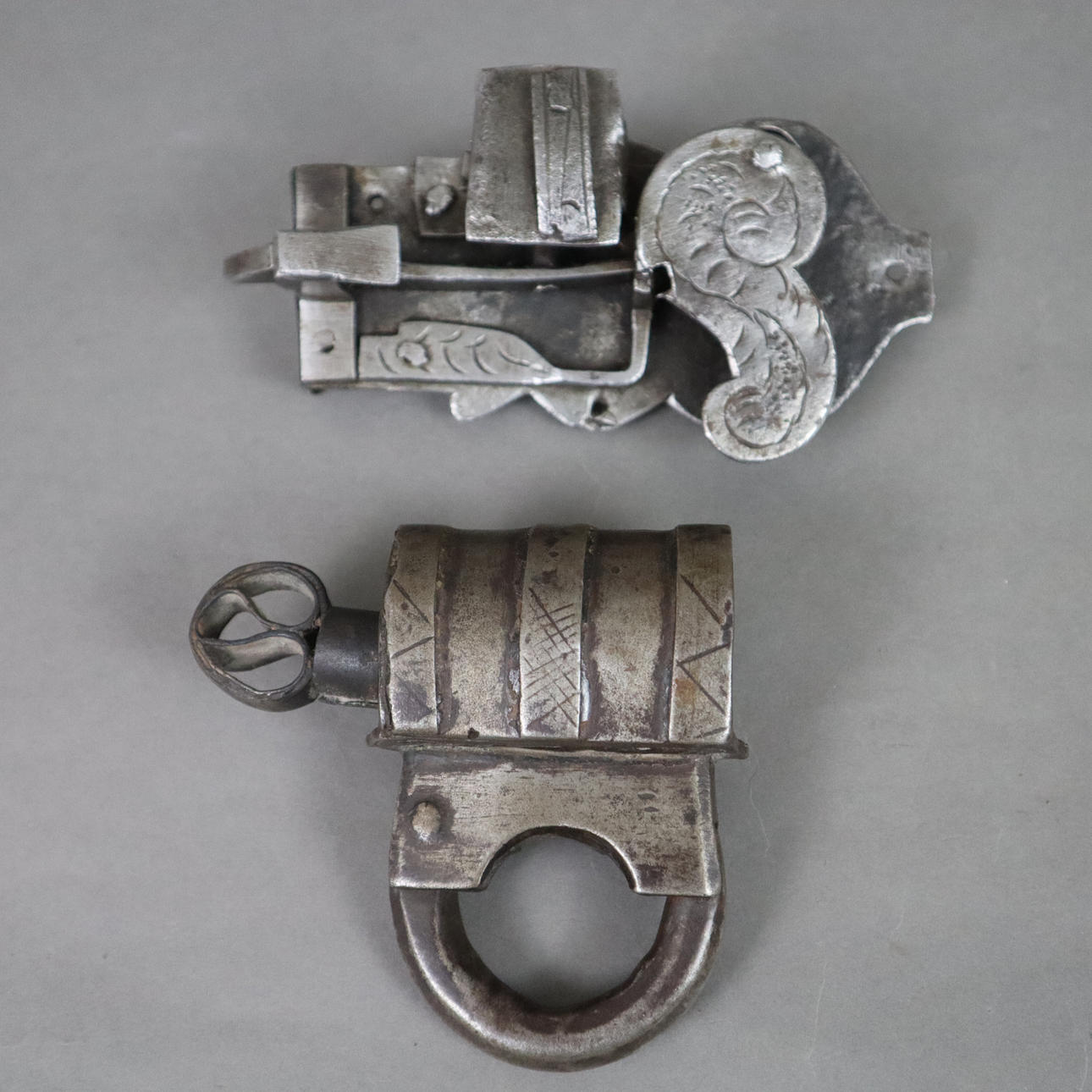 - 2 antike SCHLÖSSER - 19. Jh. oder älter, Eisen.