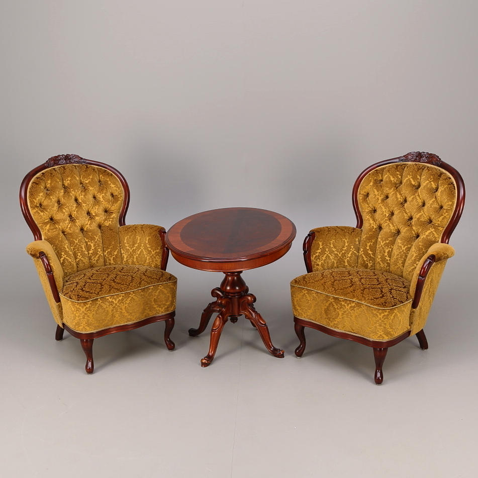 FÅTÖLJER ett par + SALONGSBORD, nyrokokostil, 1900-tal.