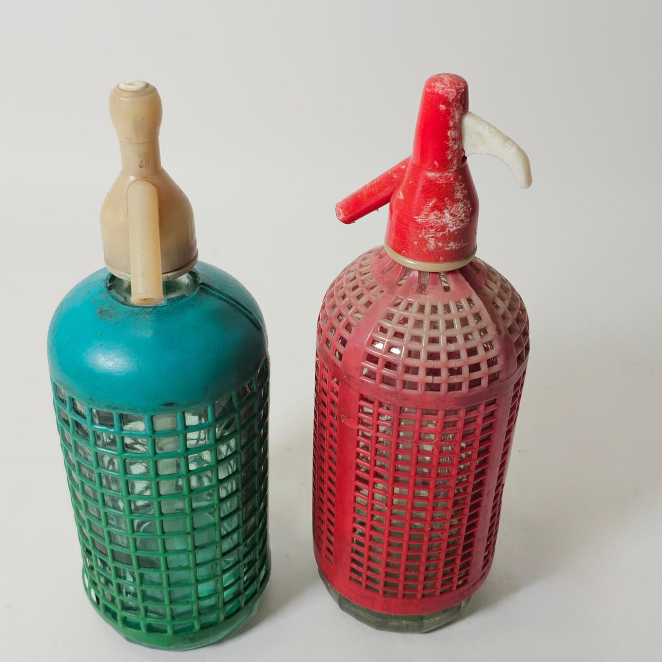 TO GAMLE SIFONER. TURKIS OG RØDE FARVER.