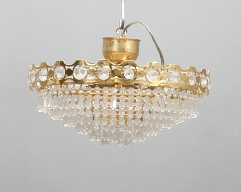 TAKLAMPA, behängd med prismor, 1900-talets slut.