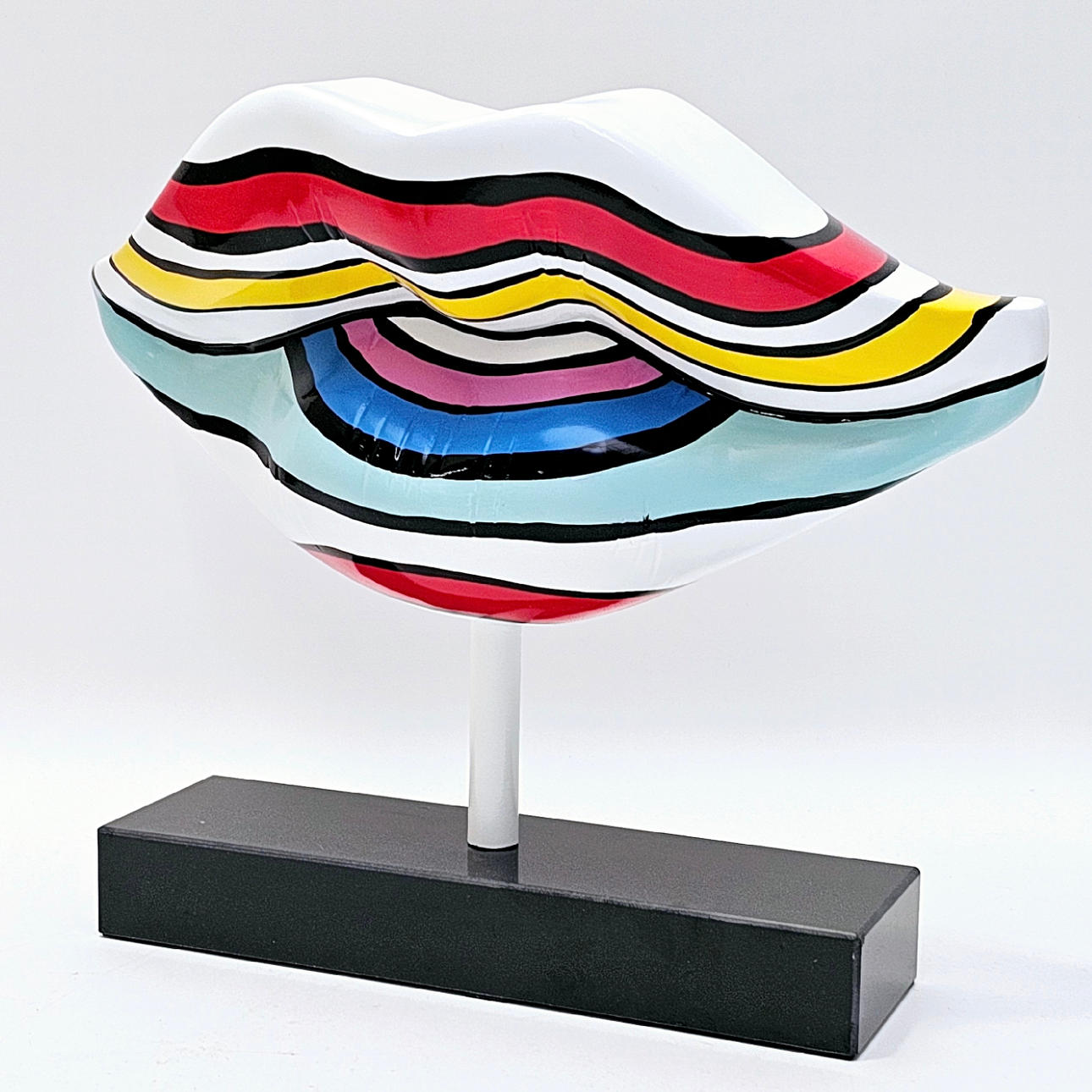 SKULPTUR. FARBIGE LIPPEN. BEMALTES HARZ.