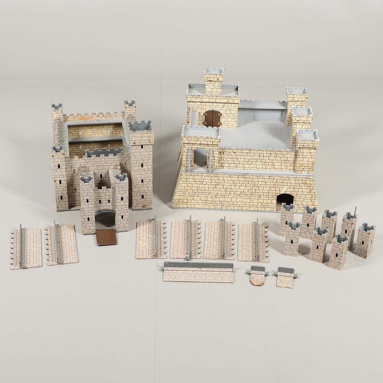 TVÅ 1950-TALETS LEKSAK SLOTT.