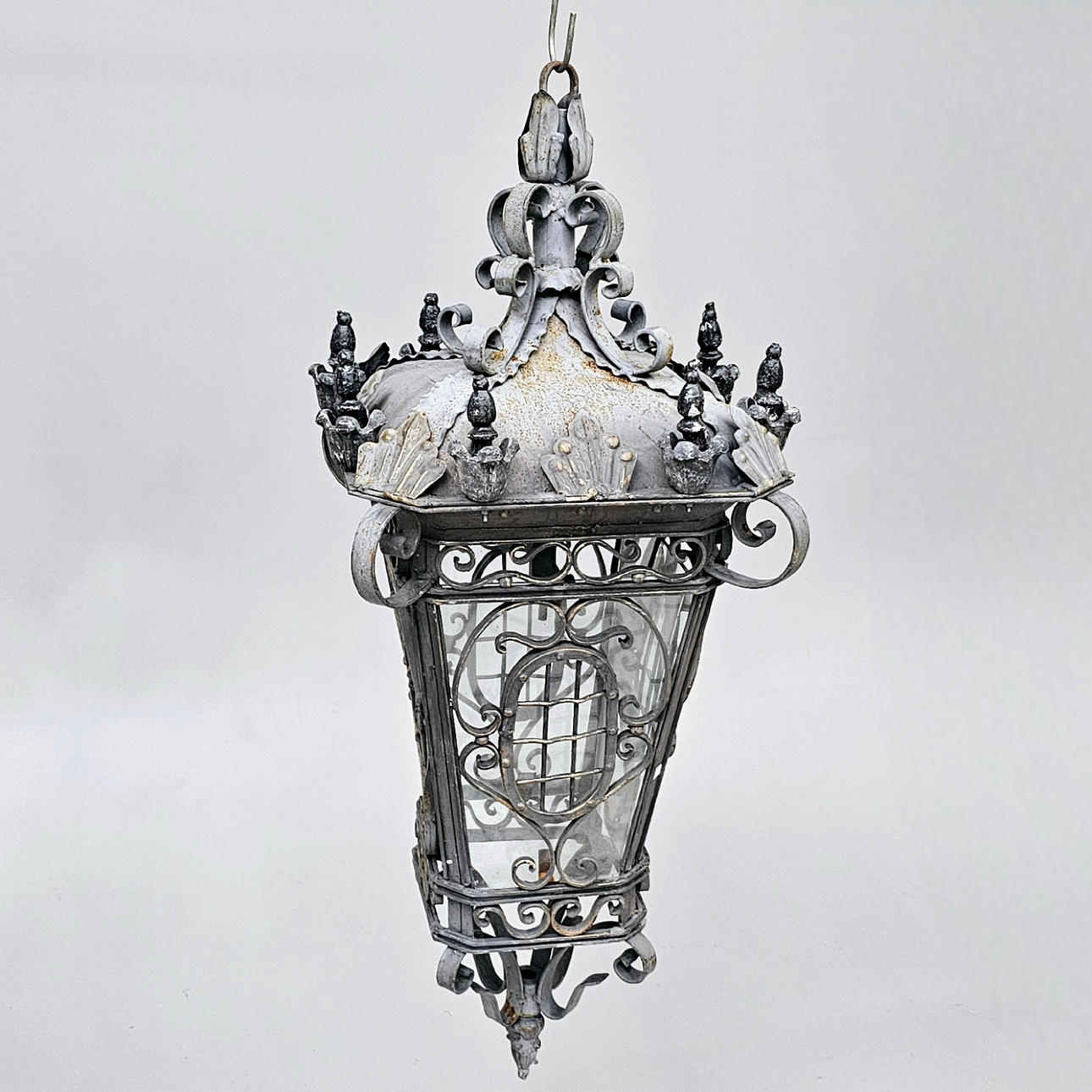 GRAN FAROL DE JARDÍN EN HIERRO COLADO.