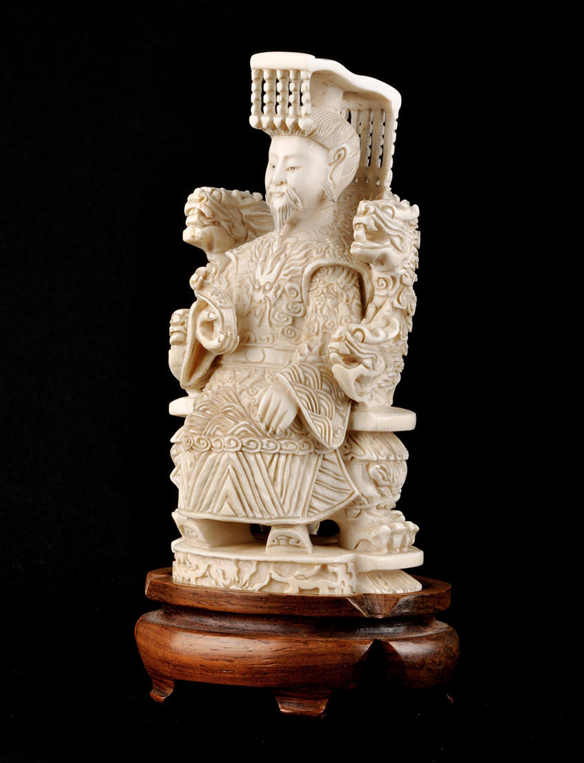 FIGUR, ELFENBEN ”KUNG” snidad på träbotten, CITES certifikat 243/2015. 1900-tal.