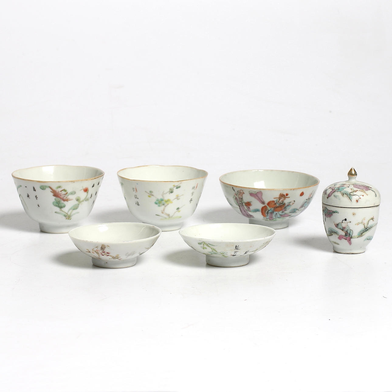 VINBÄGARE / SKÅLAR samt LOCKDOSA, 6 st, 1800-tal.