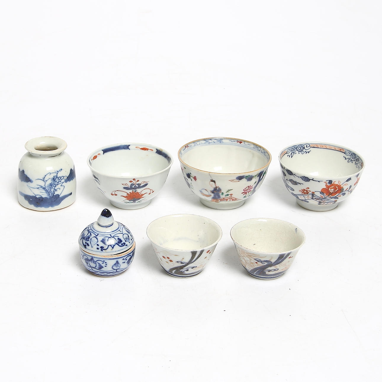 VINBÄGARE / SKÅLAR, LOCKDOSA samt BLÄCKHORN, 7 st, porslin, bl.a. Imari, 1800/1900-tal.