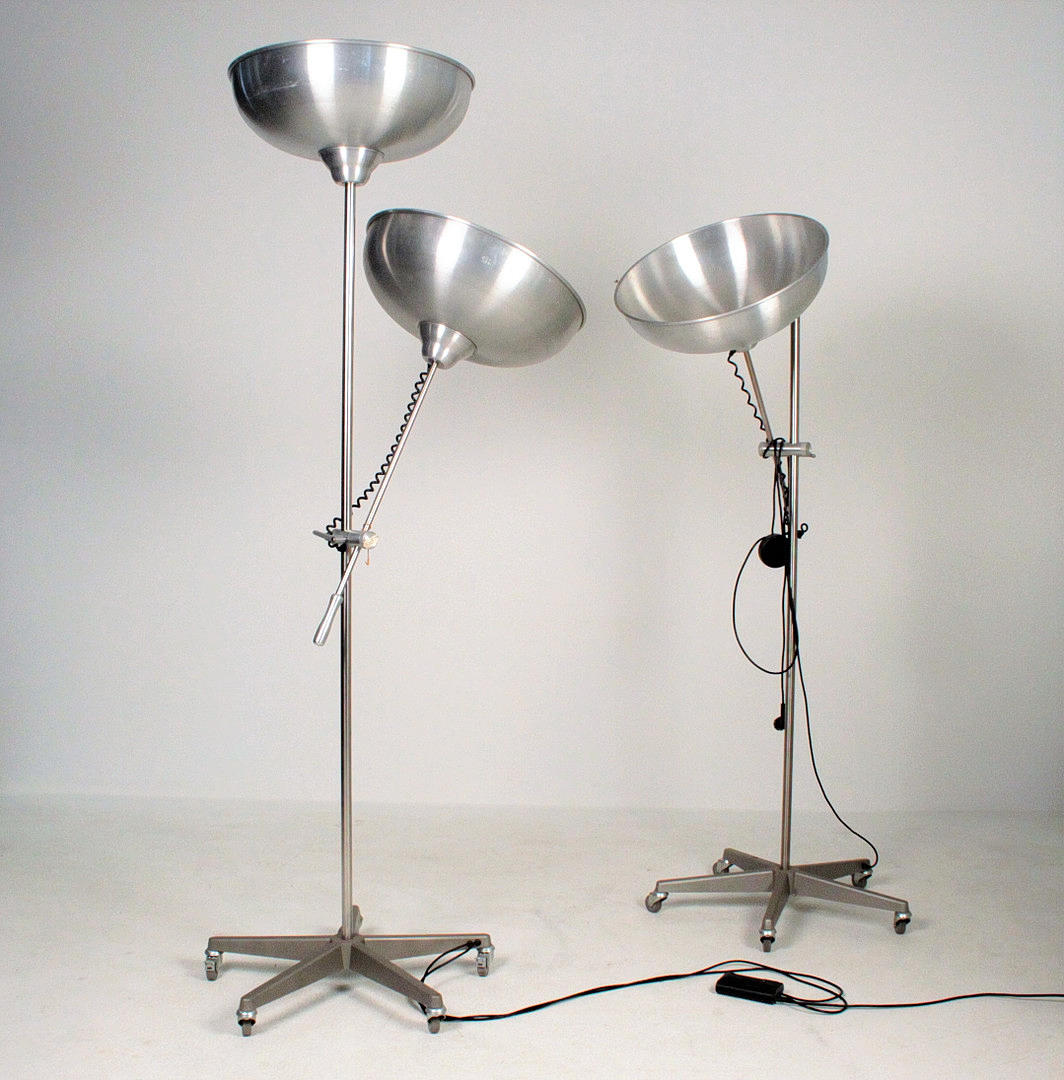 GUNTHER LAMBERT. Uppsättning av 2 borstad aluminium studio golvlampor ...