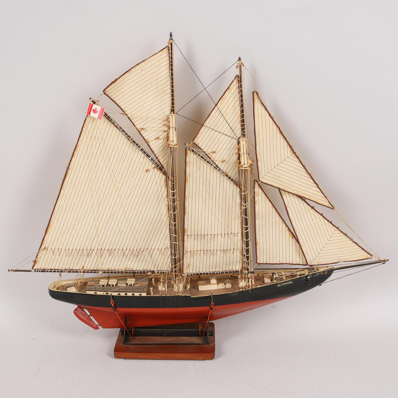 SCHIFFSMODELL, „Bluenose“, Holz & Textil.