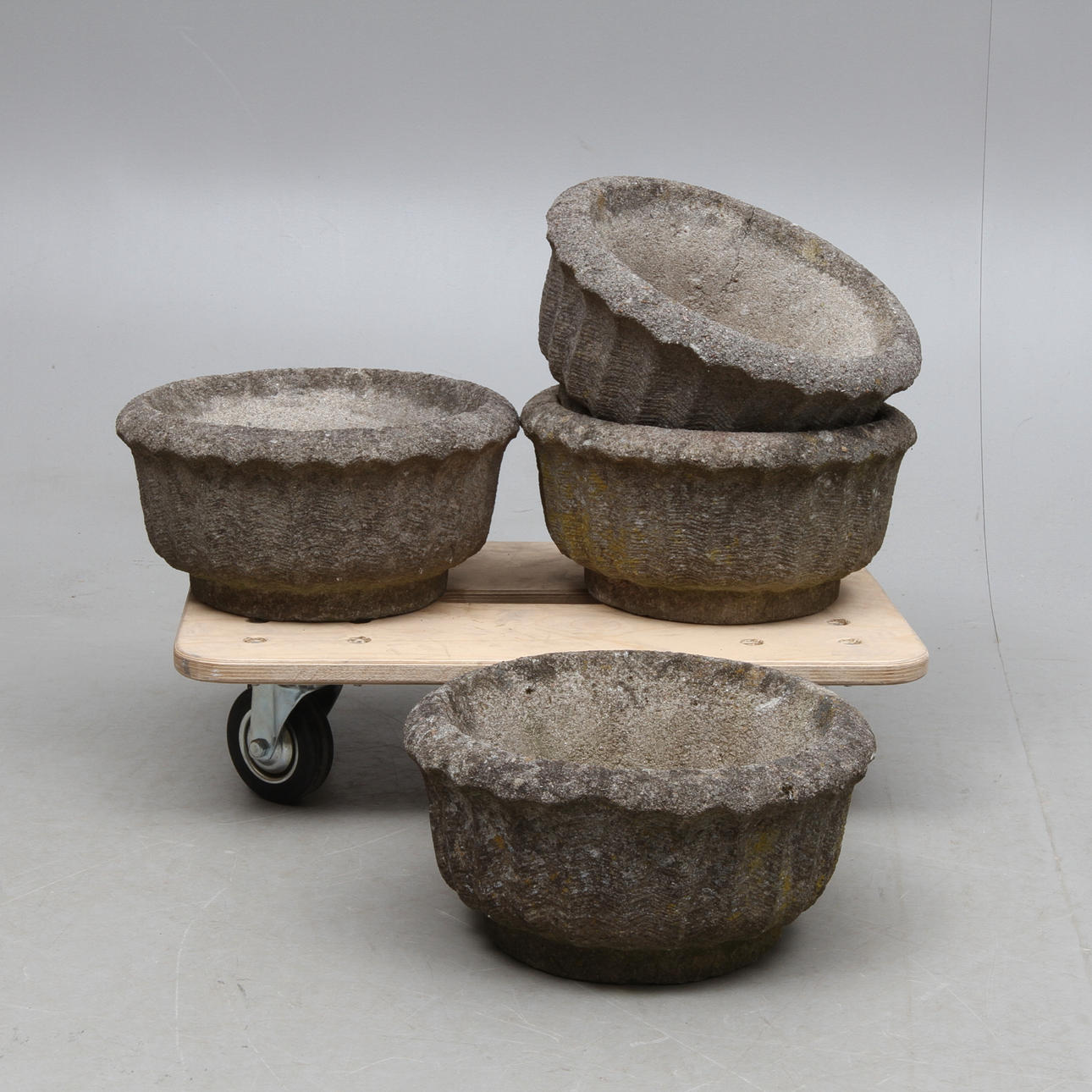 TRÄDGÅRDSURNOR, 4 st, betong, 1900-tal.