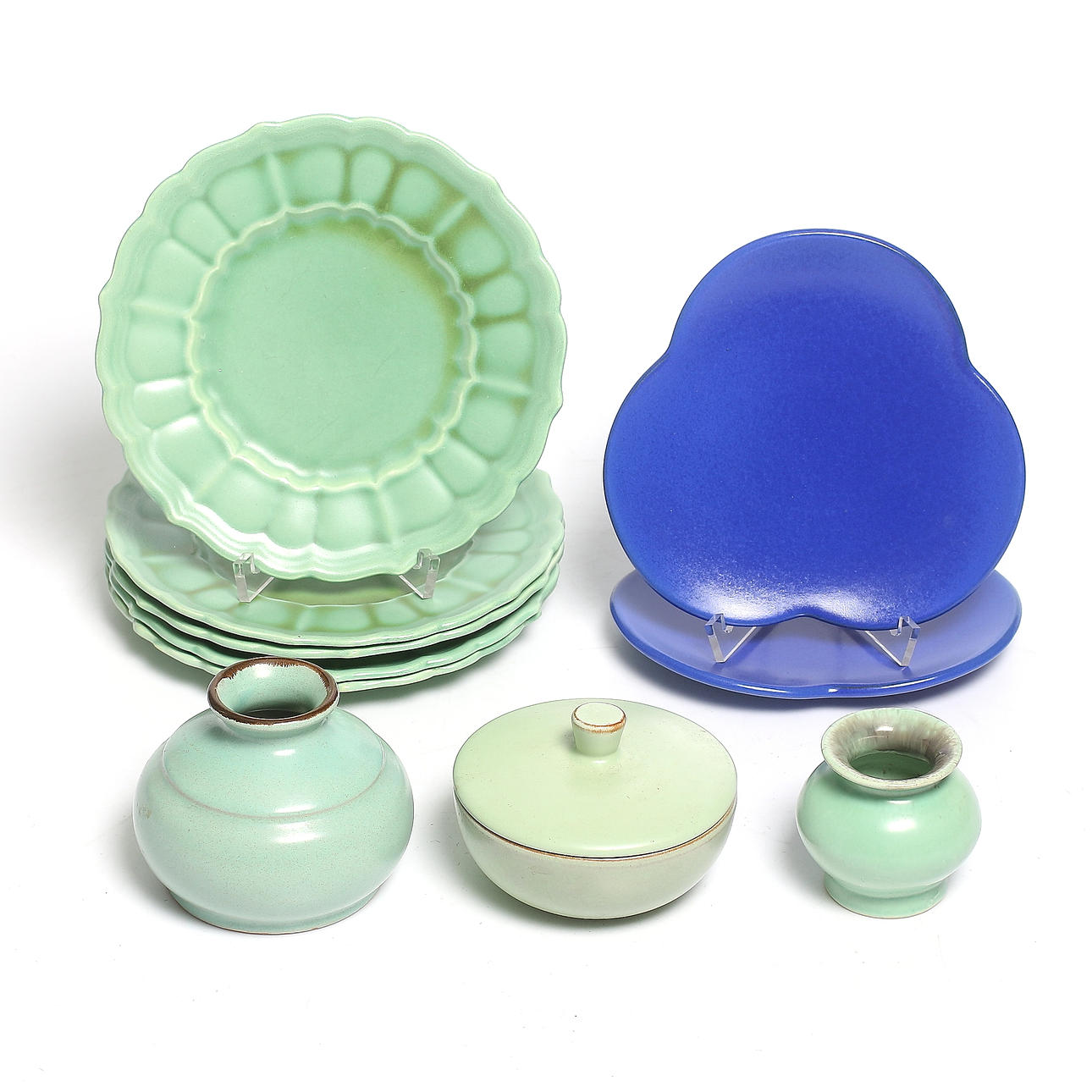 VASER, LOCKSKÅL samt ASSIETTER, 10 delar, Art Deco, Upsala-Ekeby. 1930/40-tal.