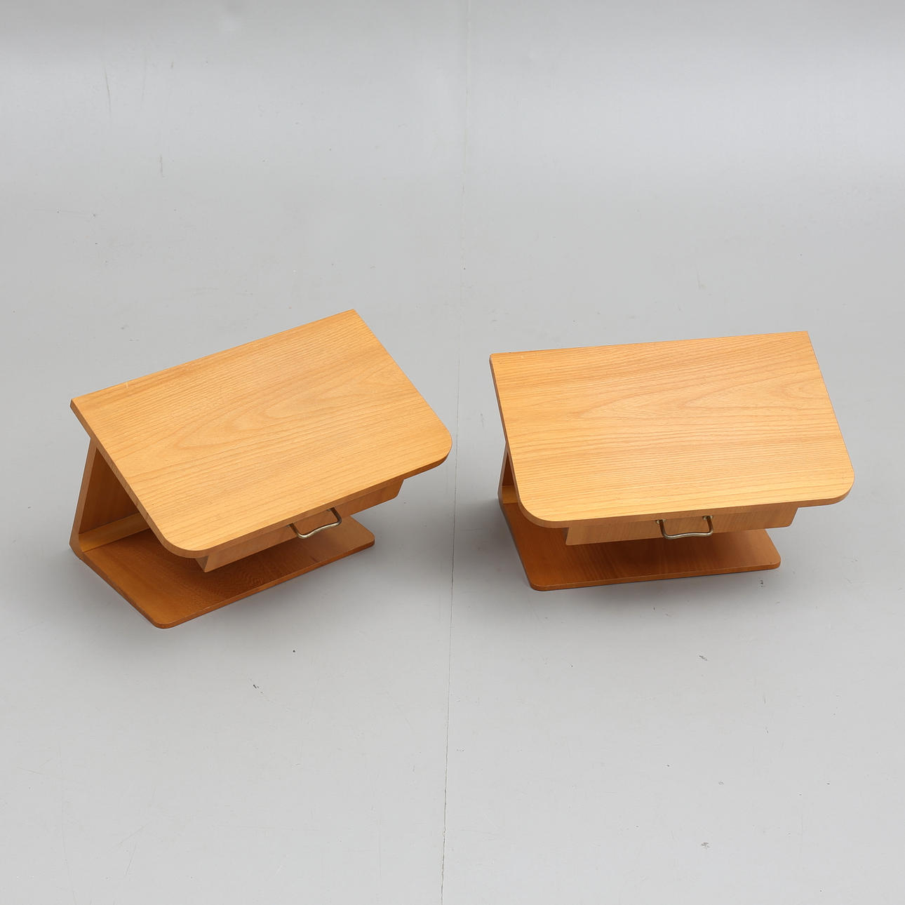 SÄNGBORD, ett par, Svensk Möbelindustri, 1900-talets första hälft/mitt.