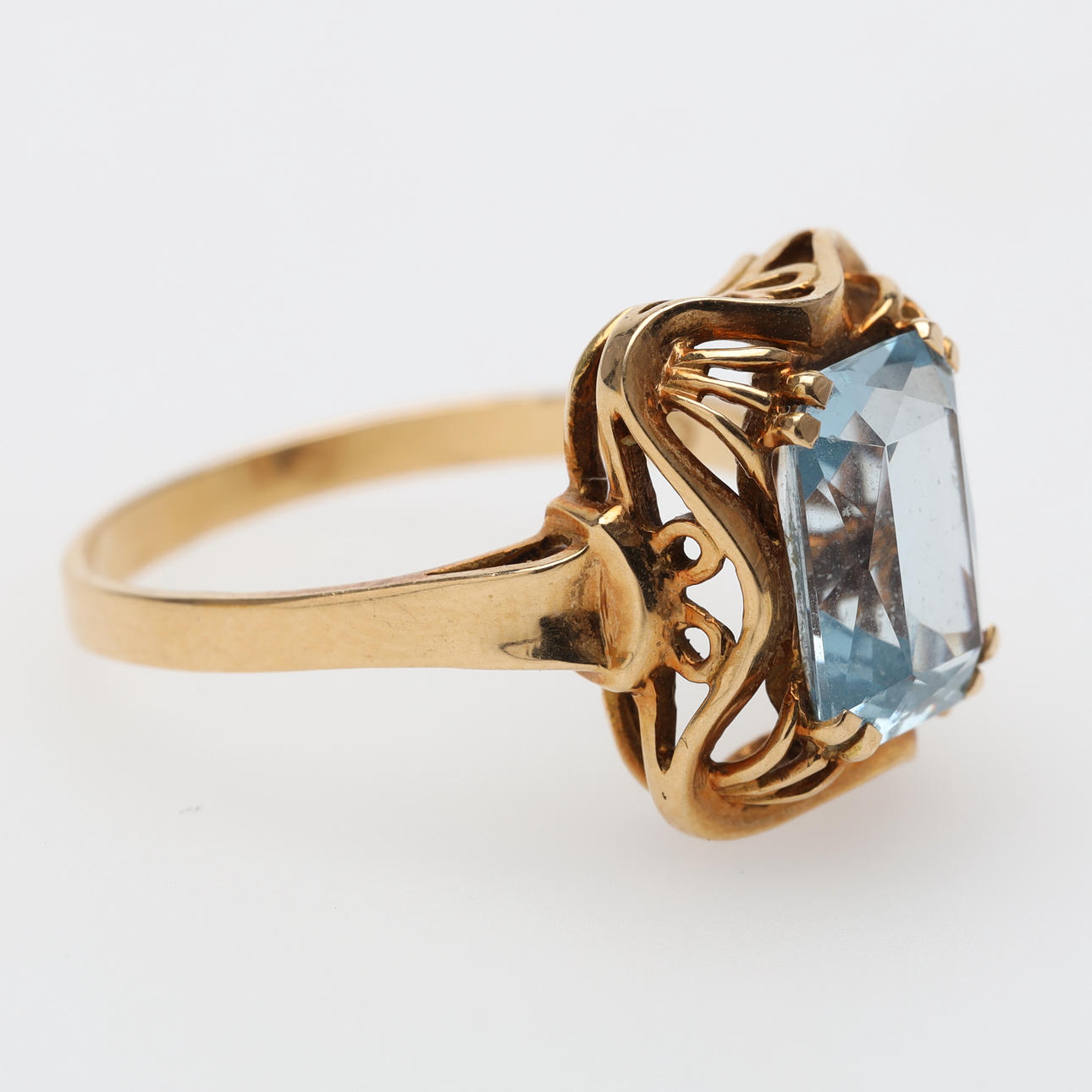 RING, 18K Gold, blauer Stein.