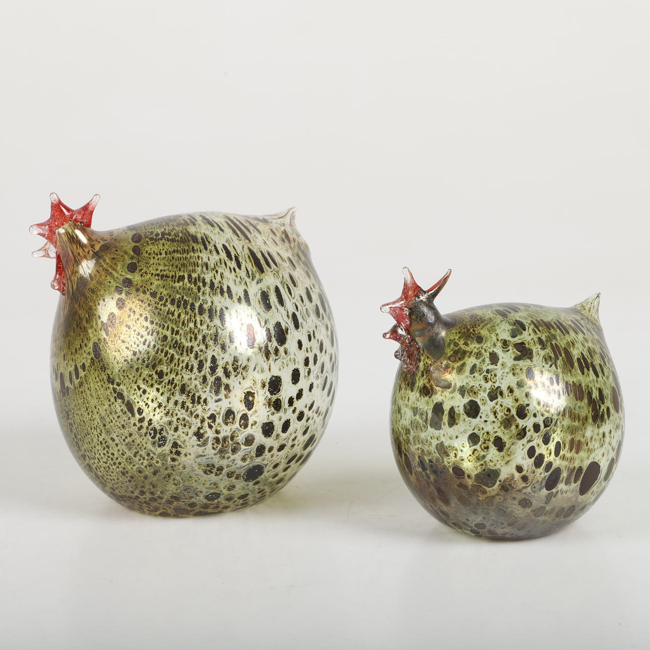 FIGURINER, 2 høns, glas, 1900-tallet.