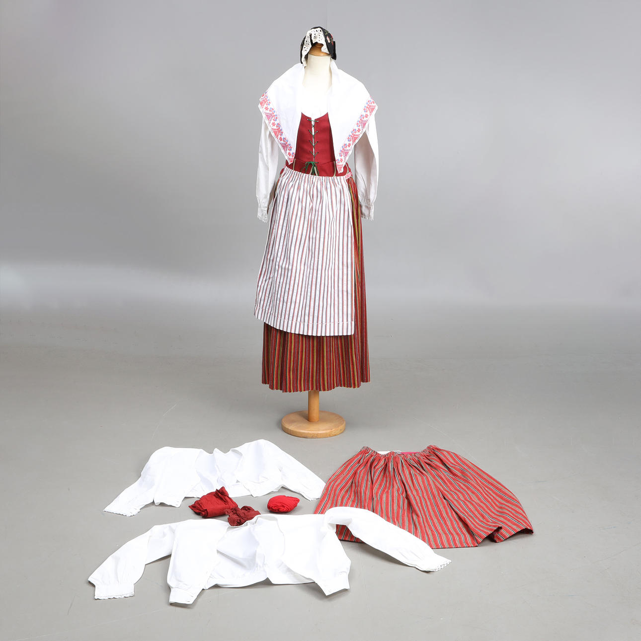 FOLK COSTUME, Skedevi, Östergötland.