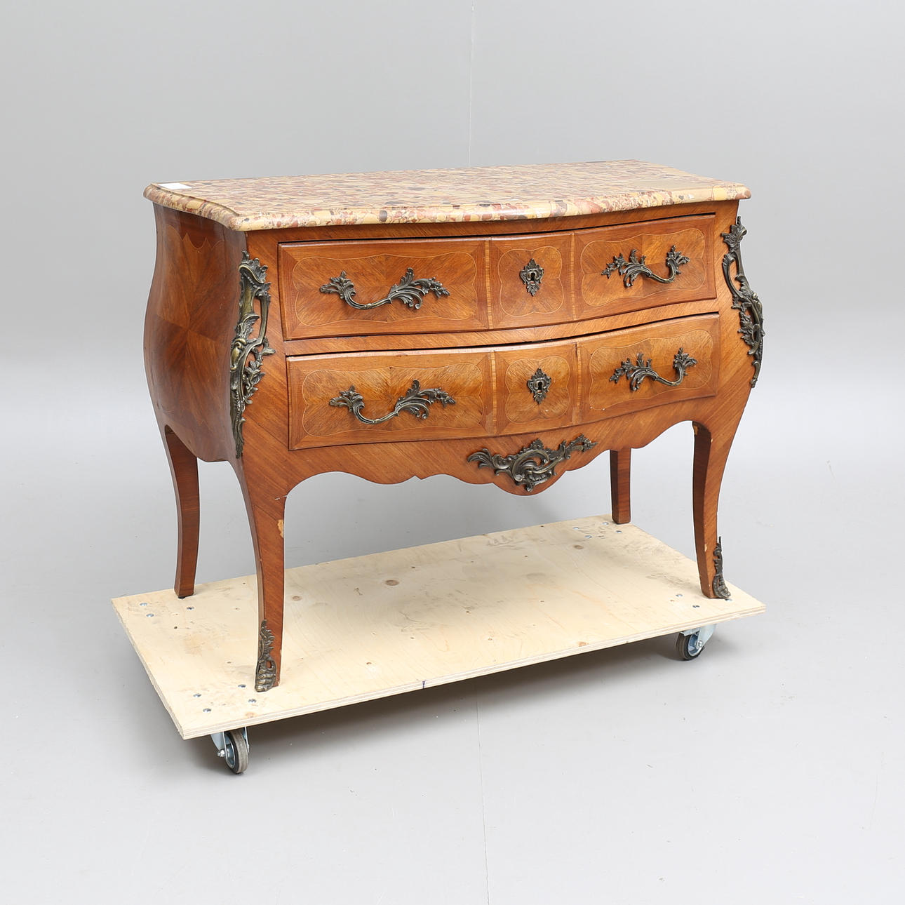 BYRÅ, rokokostil, 1900-talets första hälft.