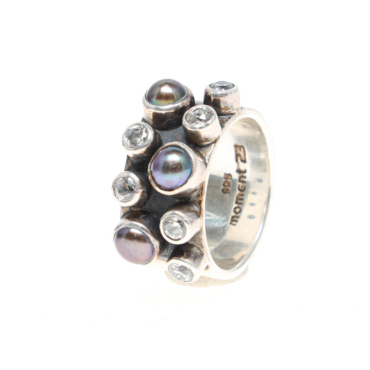 RING, Moments 23, i 925 sterlingsilver med simulantstenar.