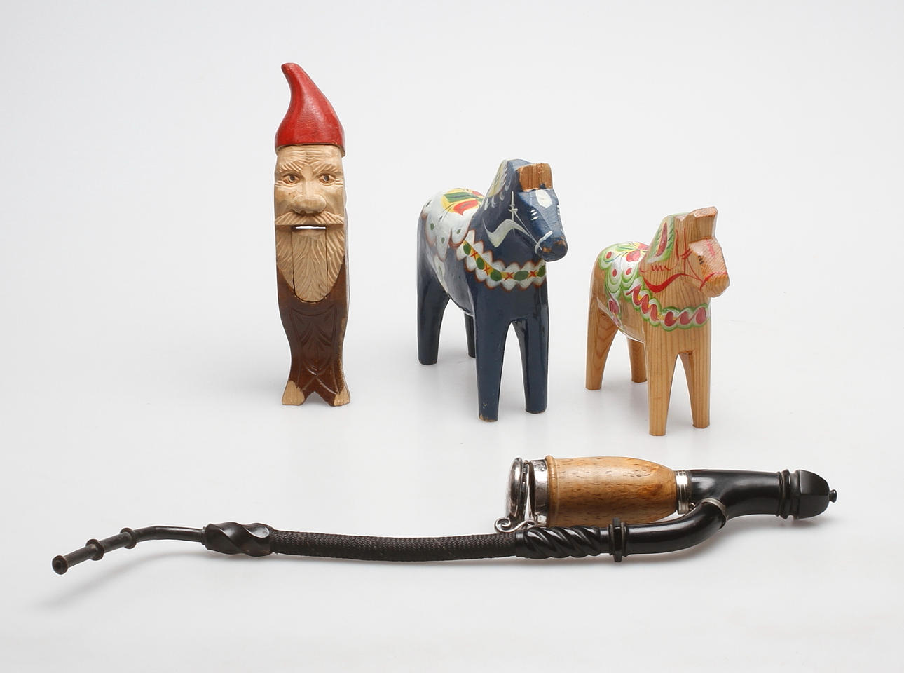 PIPA, NÖTKNÄPPARE och DALAHÄSTAR, 2 st, 1900-tal.