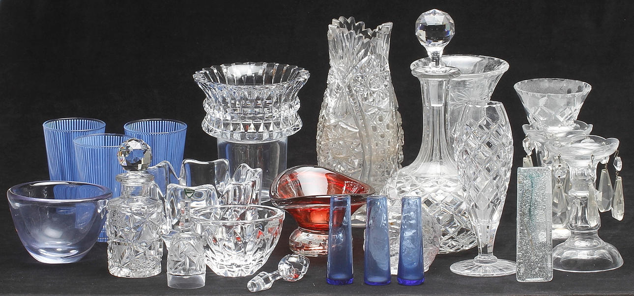 GLASFÖREMÅL, bland annat Orrefors.