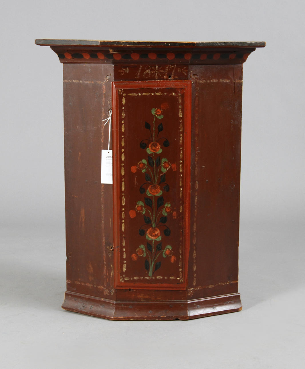 HÖRNSKÅP. Allmoge, polykrom blomstermålning, bär datering 1817.