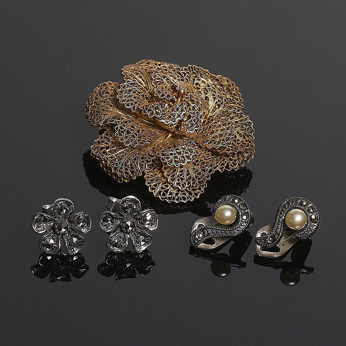ÖRHÄNGEN samt BROSCH, 3 delar, silver och markasiter samt filigranarbete i förgyllt silver. 1900-tal. Vikt 14 gram.