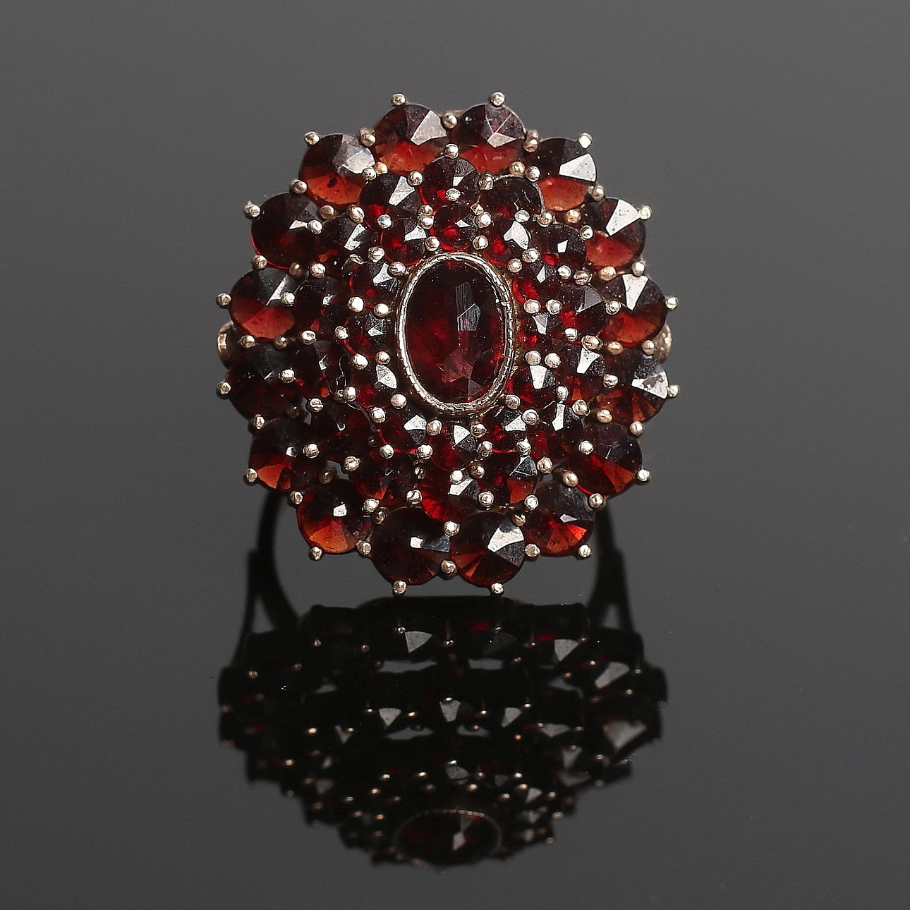 RING, 830 silver samt granater. 1900-tal.