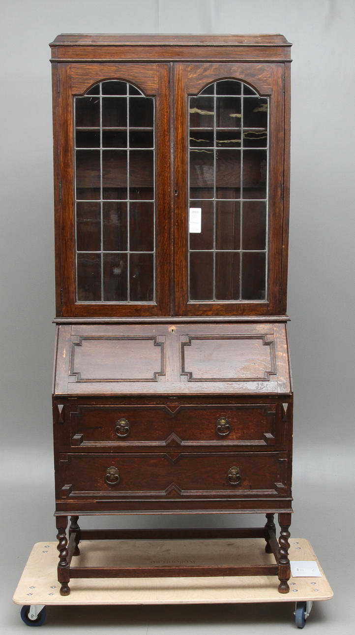 VITRINSKÅP, med skivklaff, England, 1900-tal.