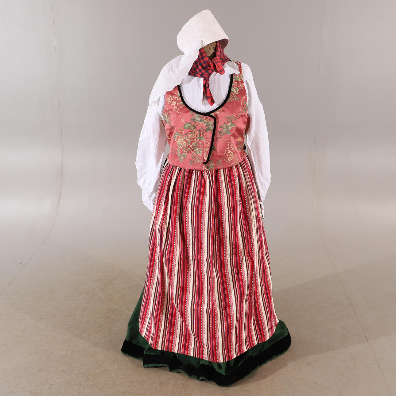 FOLKDRÄKT, 7 delar, Luggude Härad, 1980.