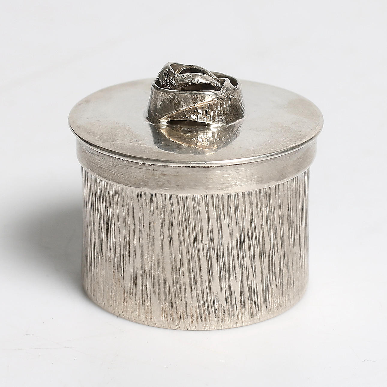 LOCKDOSA / PILLERDOSA, 925 sterling silver, stämplad "GHg", Stockholm. 1978. Vikt 39 gram.