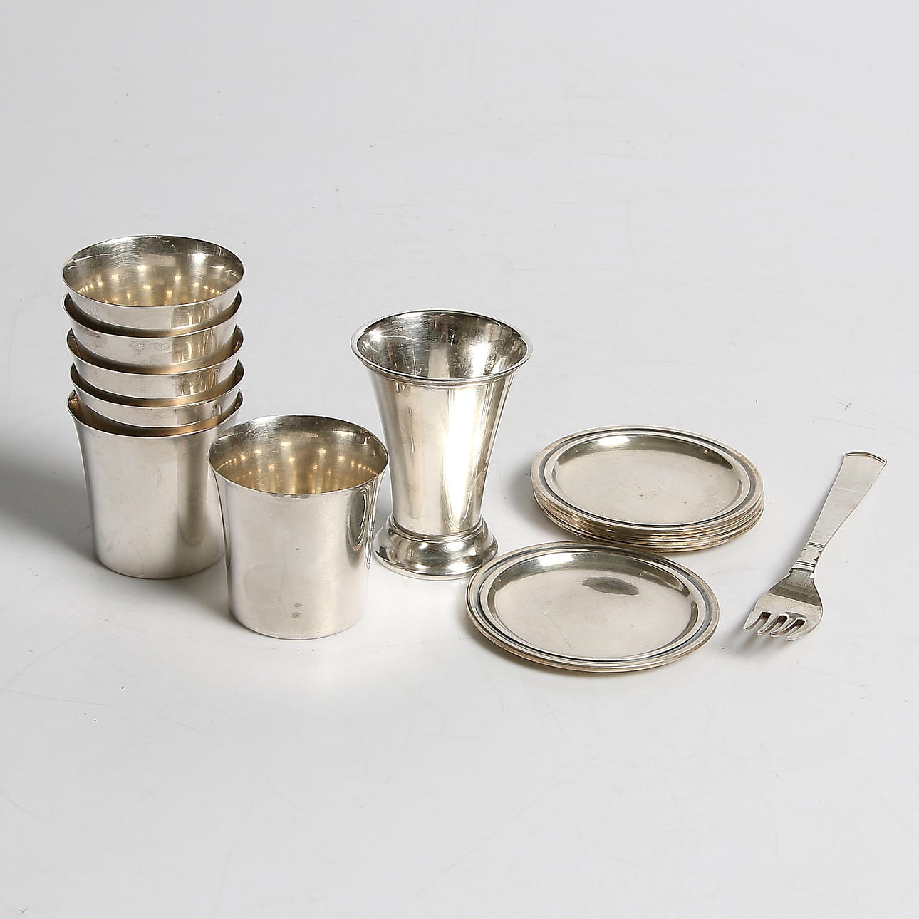 BÄGARE, POKAL, COASTERS samt GAFFEL, 14 delar, silver, bl.a. C.G. Hallberg, Stockholm, 1948. Vikt 290 gram.