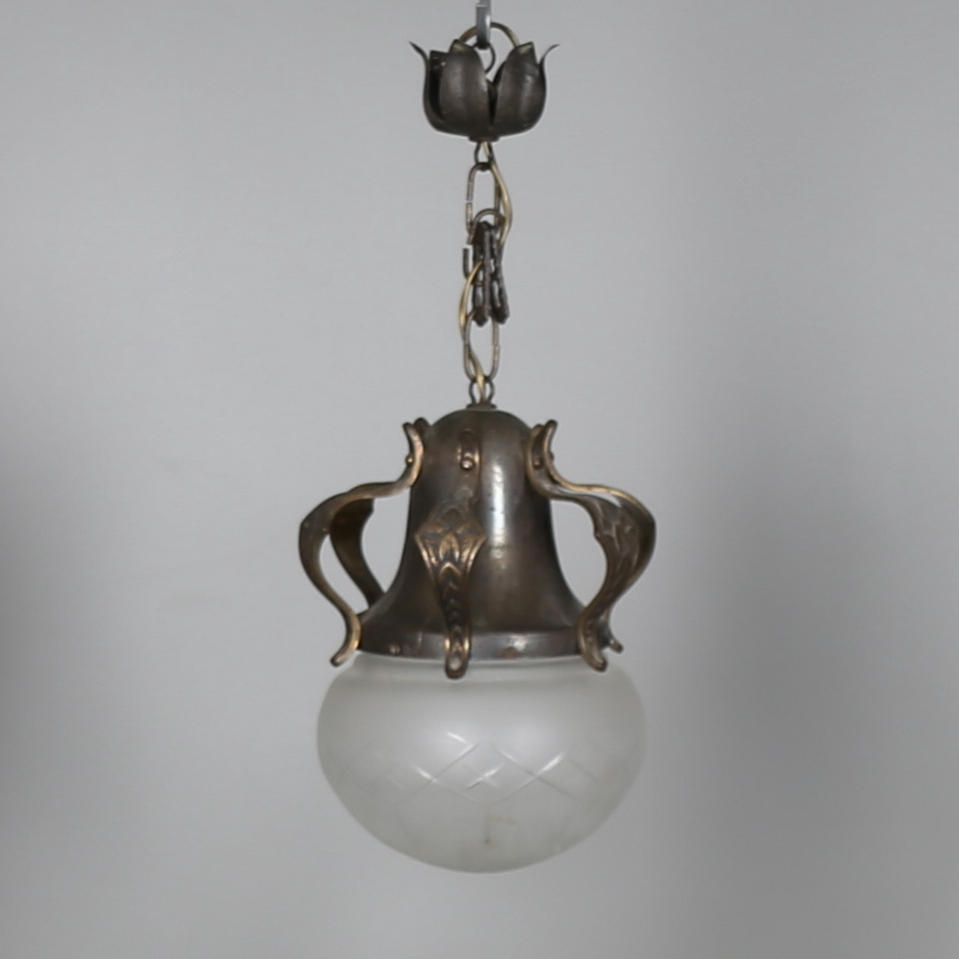 TAKLAMPA, jugend, i metall och frostat glas, 1900-talets första hälft.