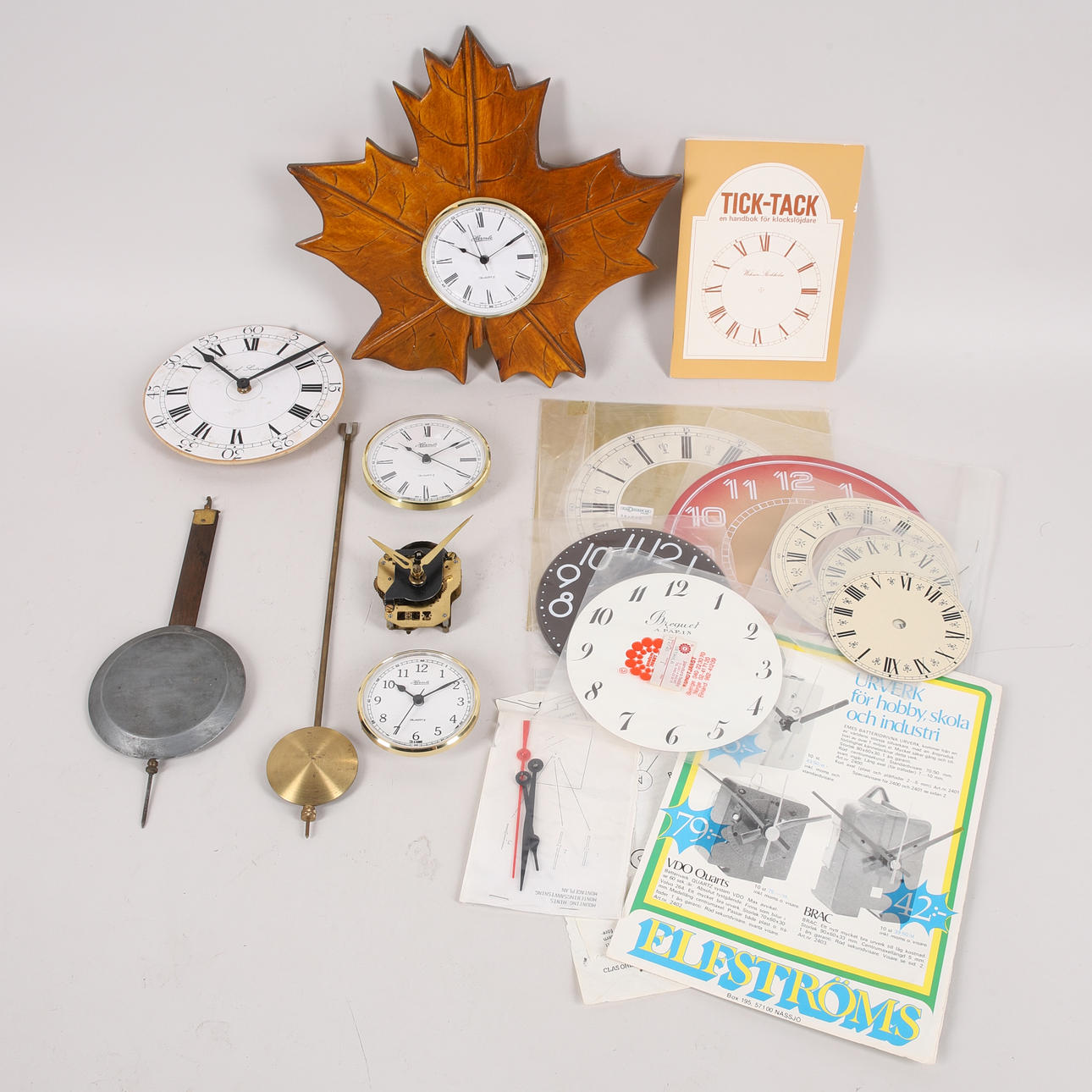 KLOCKDELAR, parti, väggklocka i trä, bl.a. Bertil Moberg.