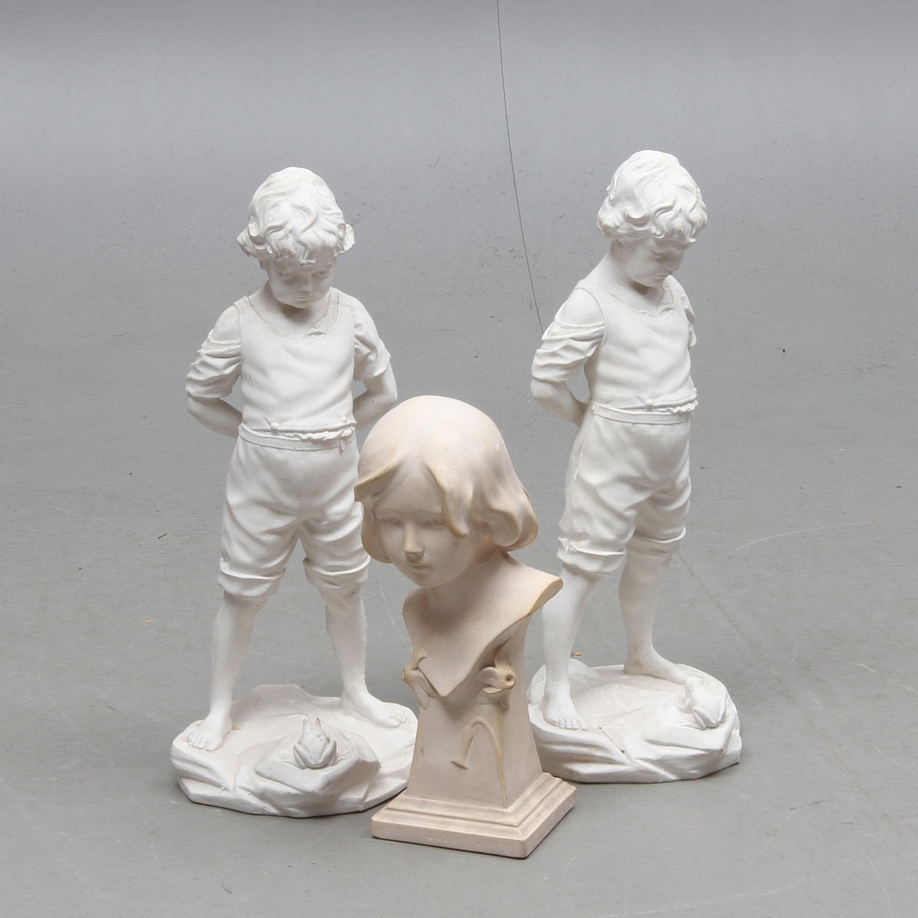 FIGURINER, 2 + 1, gips, bland annat "Påskliljan", 1900/2000-tal.