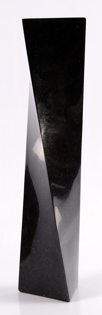 PÅL SVENSSON. Skulptur, Vriden triangel, Diabas.
