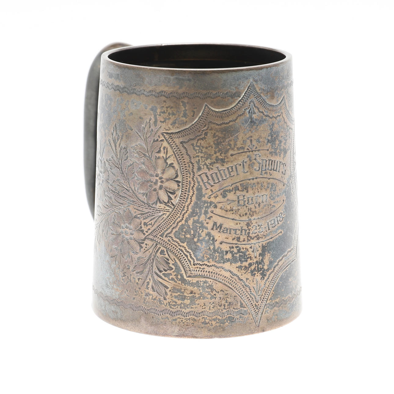 EINE KLEINE TAUFBECHER AUS SILBER.