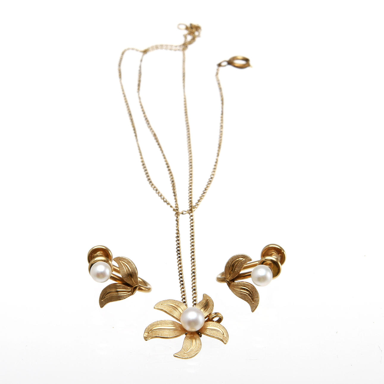 SMYCKESET, 2 delar, guldpläterat silver samt odlade pärlor. Vikt 3,7 g.