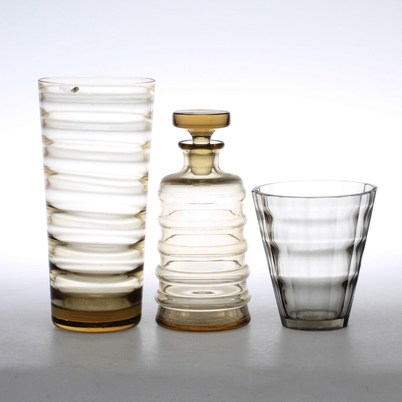 VASER 2 st varav en Elis Bergh Kosta samt KARAFF, glas, 1900-tal.