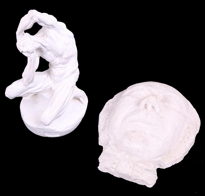 OIDENTIFIERAD KONSTNÄR. SKULPTUR + VÄGGRELIEF gips.