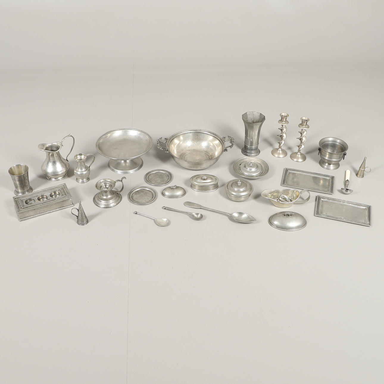 EINE MENGE ZINNWAREN DES 20. JAHRHUNDERTS.