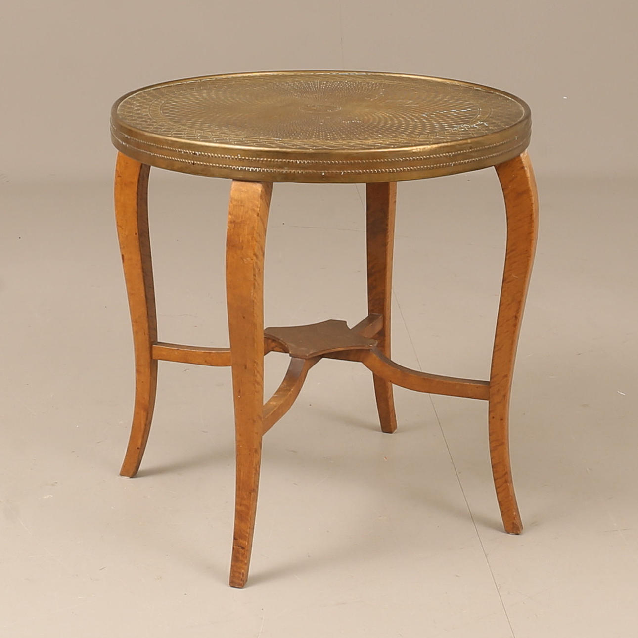 RAUCHTISCH, Messing und Holz, 20. Jahrhundert.