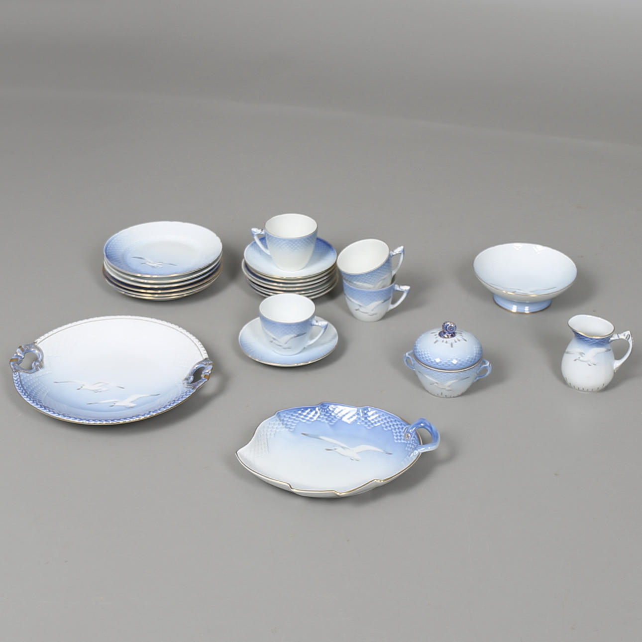 PARTI PORSLIN, 23 delar, Blå Måsen med förgyllning, Bing & Gröndahl, Danmark.