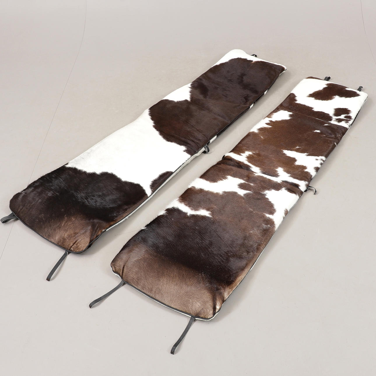 FÅTÖLJDYNOR, 2 st, koskinn, 2000-tal.