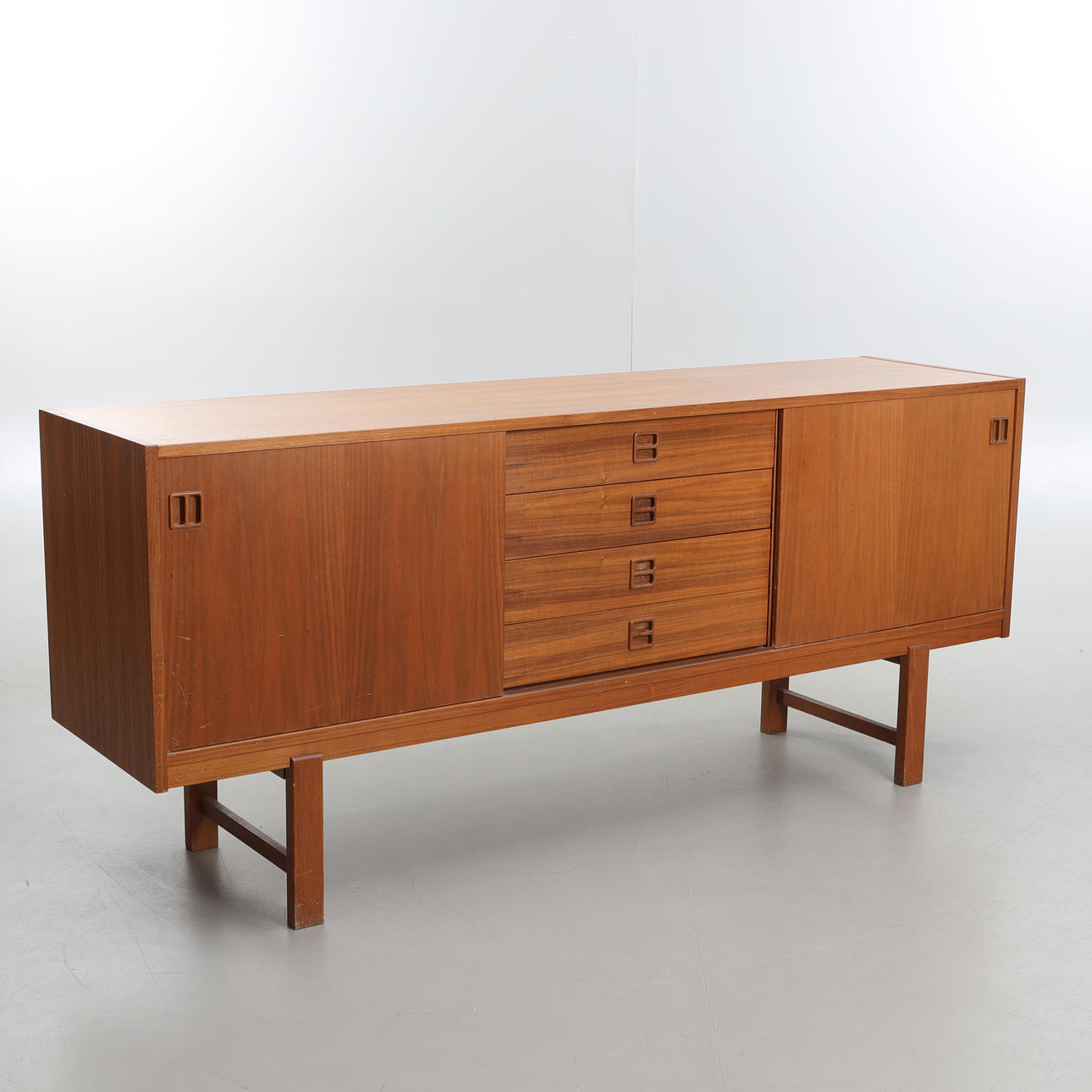 sideboard-valn-tsfan-r-1960-tal-m-bler-sk-p-hyllor-auctionet