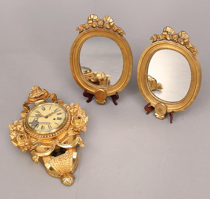 VÄGGSPEGLAR ett par + VÄGGUR, gustaviansk stil, förgyllda, 1900-tal.