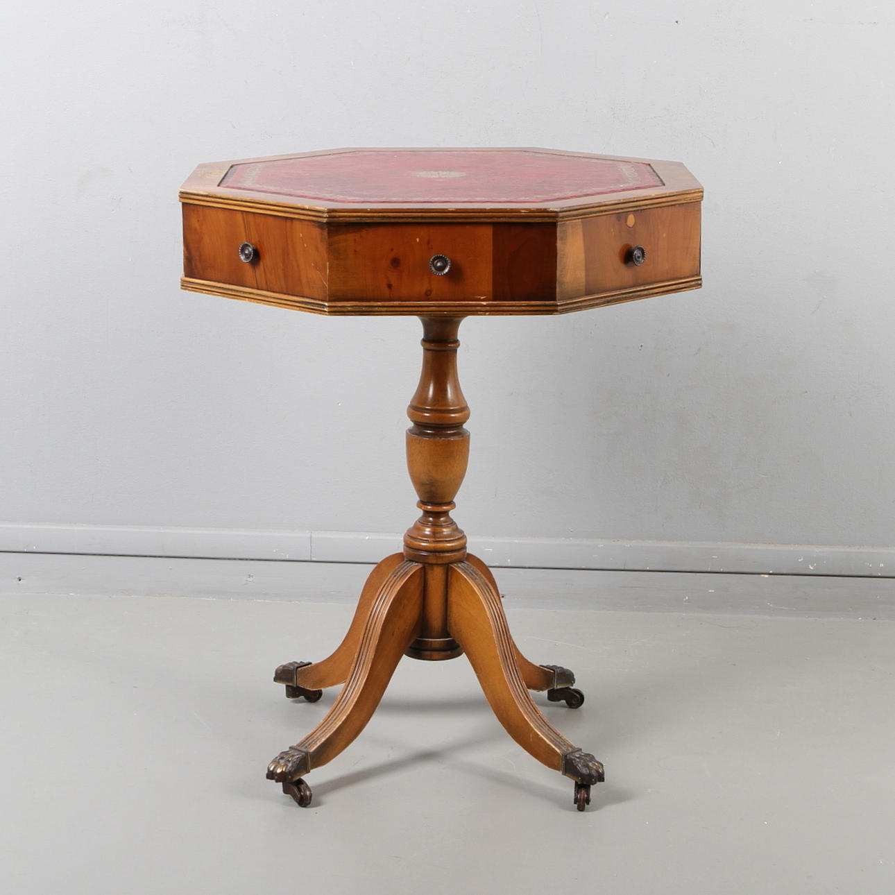 KARUSELLBORD, med 2 lådor i sargen, engelsk stil, 1900-tal.