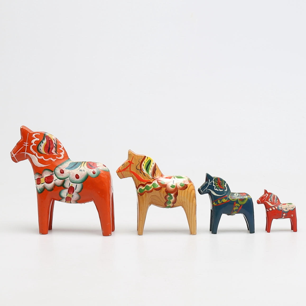 DALAHÄSTAR i trä, 4 st, olika storlekar samt dekor.