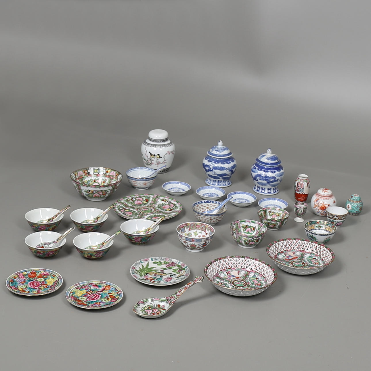 PARTI PORSLIN, 35 delar, orientaliskt, 1900-tal.