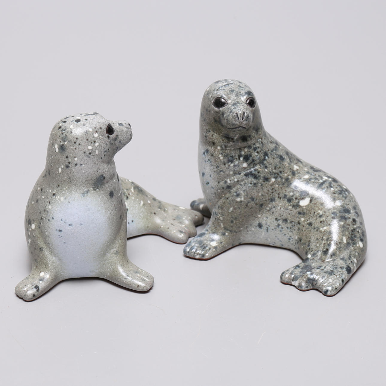 THOMAS HELLSTRÖM. Figurines, seals, 2 pcs, ceramics, Nittsjö.