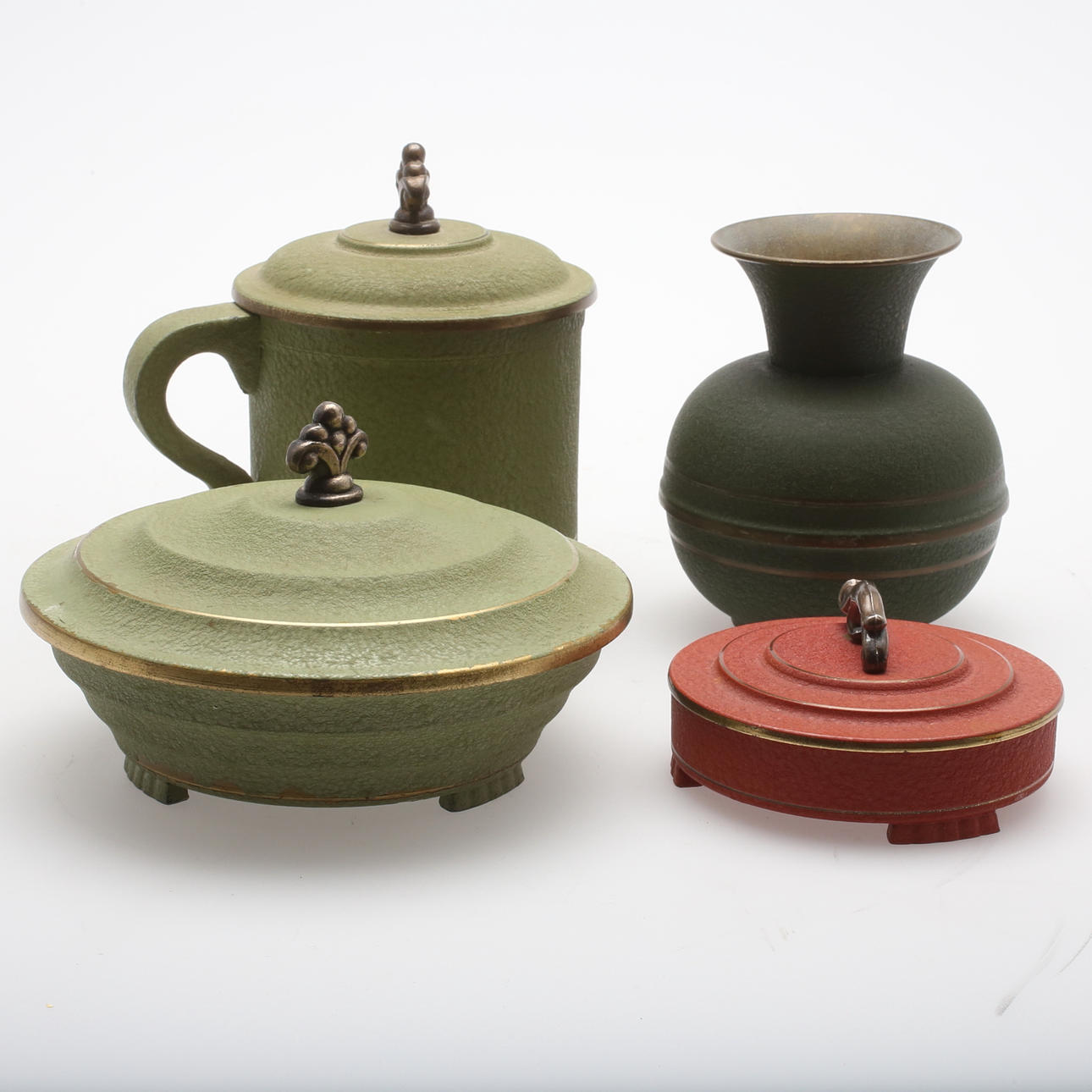 MÄSSINGSFÖREMÅL, 4 st, bemålade, tidigt 1900-tal.