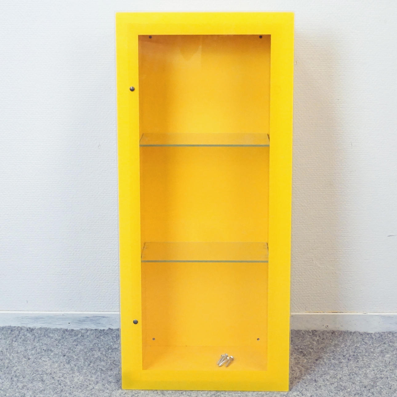 VÆGSKAB, træ med glaslåge.