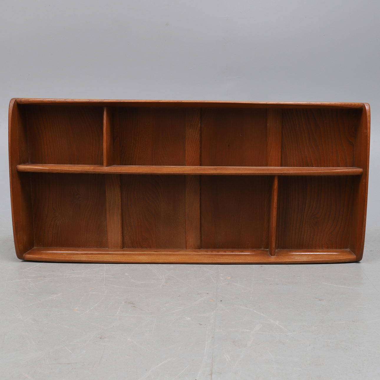 UN PORTA PLATOS DE PARED DE OLMO DE ERCOL.